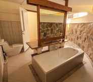 ห้องน้ำภายในห้อง 6 Maluku Resort & SPA