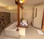 ห้องน้ำภายในห้อง 4 Maluku Resort & SPA