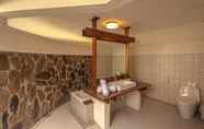 ห้องน้ำภายในห้อง 5 Maluku Resort & SPA