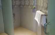 Toilet Kamar 6 Seventeen Hotel