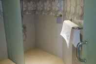 Toilet Kamar Seventeen Hotel