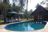 Kolam Renang Blue Beach Resort