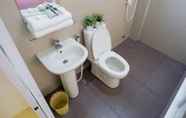 Toilet Kamar 7 Alberto's by DJ Seungli Suites and Resort