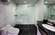 In-room Bathroom 7 Pyramid Suites Hotel Banjarmasin