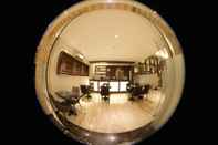 Bar, Cafe and Lounge Pyramid Suites Hotel Banjarmasin