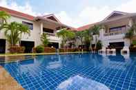 สระว่ายน้ำ Phuket Riviera Villas