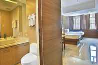 In-room Bathroom Valero Grand Suites by Swiss-Belhotel