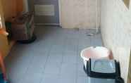 Toilet Kamar 5 Two Bedroom at Dian Regency Apartment Surabaya (15) by HUM'Z