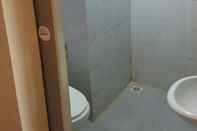 Toilet Kamar Two Bedroom at Dian Regency Apartment Surabaya (15) by HUM'Z