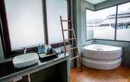 Toilet Kamar 7 Lanta Corner Resort