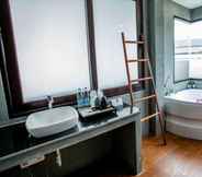 ห้องน้ำภายในห้อง 7 Lanta Corner Resort