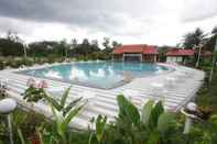สระว่ายน้ำ Benum Hill Resort