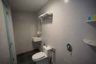 Toilet Kamar Brick Box Hotel