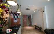 Lobi 3 Brick Box Hotel