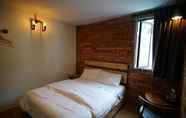 Kamar Tidur 7 Brick Box Hotel