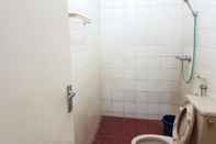 Phòng tắm bên trong Menara Hotel Malang