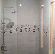 Phòng tắm bên trong 5 Phuong Nam Motel Bien Hoa