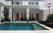 Kolam Renang 4 Tom Guest House