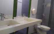 Toilet Kamar 6 Hong My Hotel Kon Tum