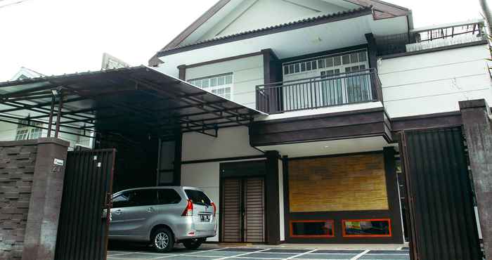 Exterior Happy House Bandung