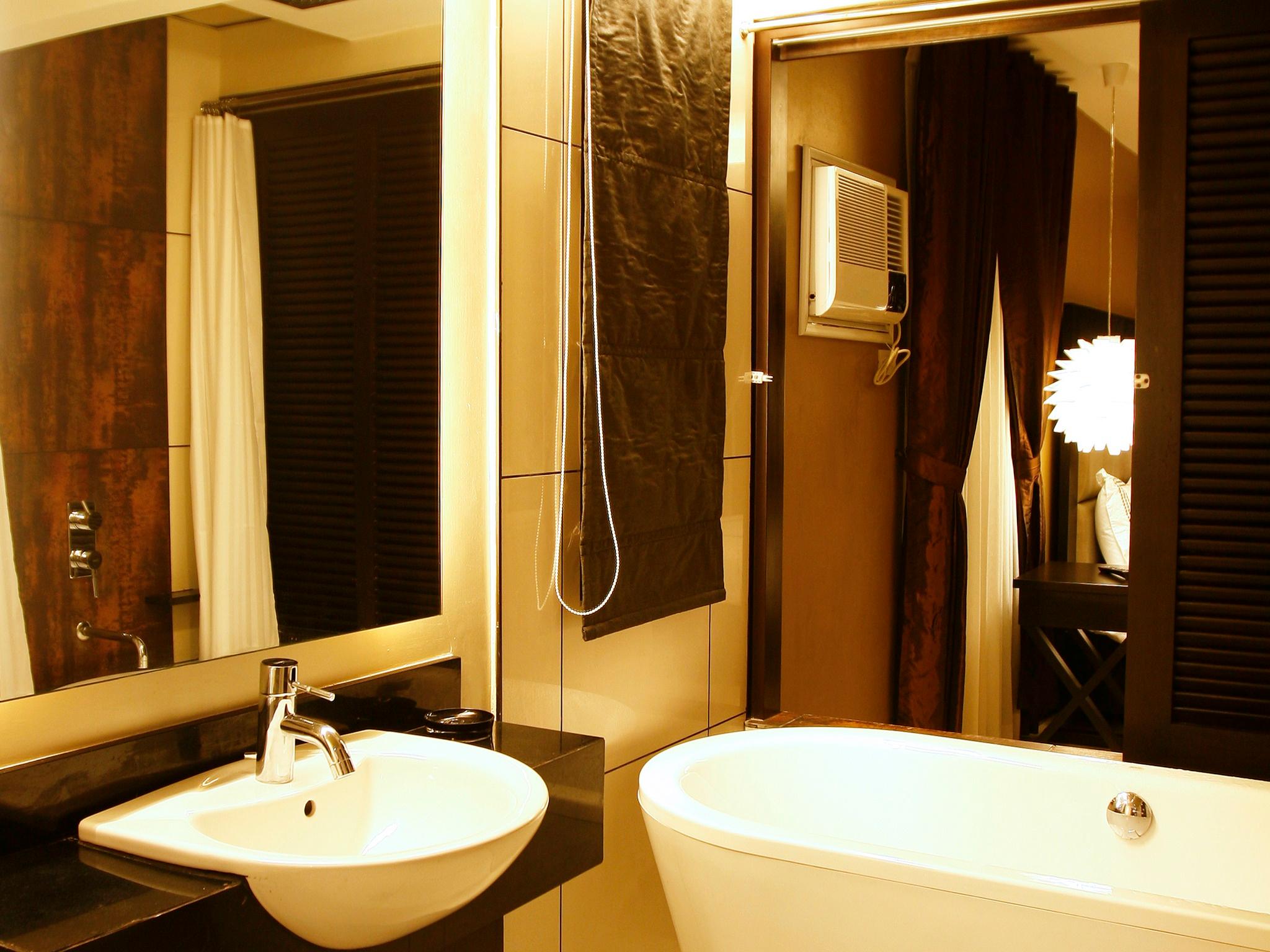 In-room Bathroom 3 8 Suites by Fat Jimmy's