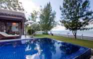 สระว่ายน้ำ 4 Villa Emerald Beach