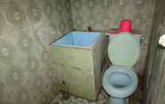 Toilet Kamar 7 Losmen Dara Bima