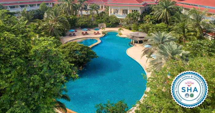 สระว่ายน้ำ Dheva Mantra Resort 