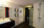 Toilet Kamar 4 Replay 402 Apartment