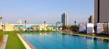 สระว่ายน้ำ 2 Evergreen Place Siam by UHG
