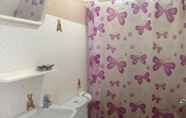 Toilet Kamar 3 Family Home Guesthouse