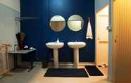 In-room Bathroom 6 VR Meet Hostel