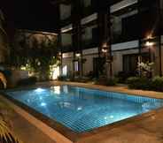 Kolam Renang 5 Ampha Place Hotel