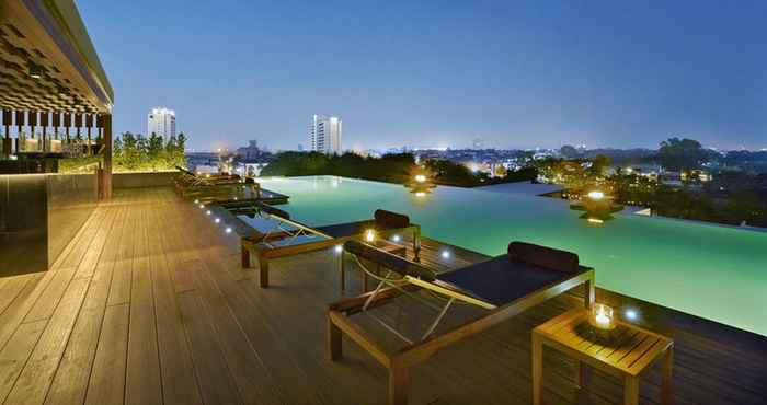 สระว่ายน้ำ Anantara Chiang Mai Serviced Suite