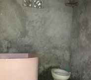 In-room Bathroom 5 Marthen Homestay Tarimbang