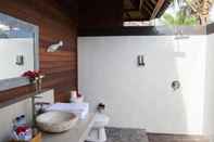 In-room Bathroom The Niti Hut's Lembongan