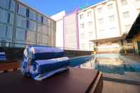 Swimming Pool Forriz Hotel Yogyakarta