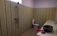 Toilet Kamar 6 Bintang Hostel and Homestay