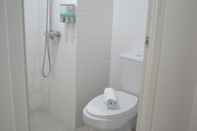 Toilet Kamar Candiland Apartment by Sinergi