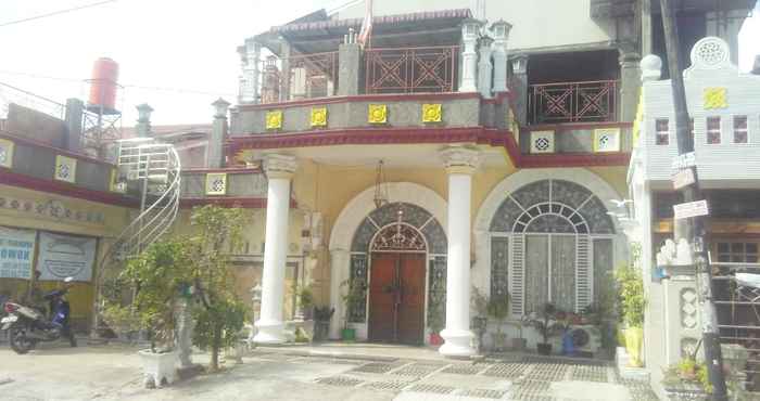 Bên ngoài Rumah Tamu Agung