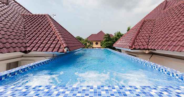 Kolam Renang Palm Villa 5