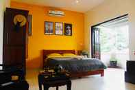 Bilik Tidur Yellow House Garden Villa