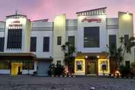 Exterior Anggraeni Hotel Tanjung