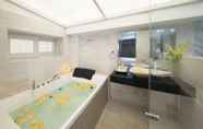 In-room Bathroom 7 Happy Suites Serviced Apartment