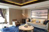 Ruang Umum Luxurious Two Bedroom Apartment at The Peak Surabaya