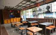 Bar, Cafe and Lounge 2 Hotel 88 Jember By WH