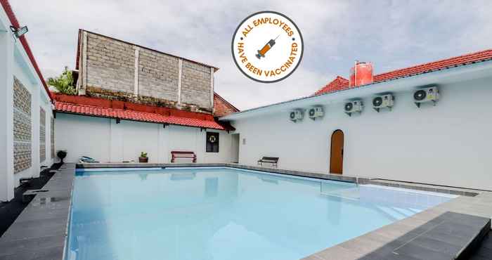 Swimming Pool Hotel Sumaryo