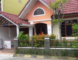 Bangunan 2 Relax 4 Bedroom at Ndalem Cemara Homestay Yogyakarta