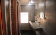 Toilet Kamar 5 OYO 985 The Twins Hostel