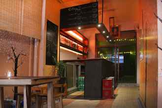 Bar, Kafe, dan Lounge 4 OYO 985 The Twins Hostel